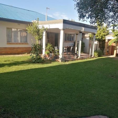 Lala Poa Guest House Klerksdorp Luaran gambar