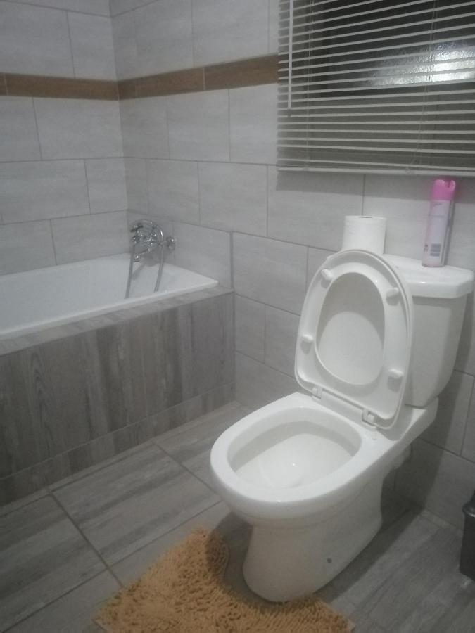 Lala Poa Guest House Klerksdorp Luaran gambar