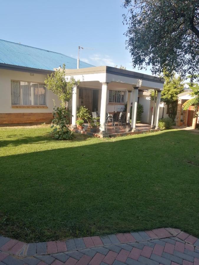 Lala Poa Guest House Klerksdorp Luaran gambar