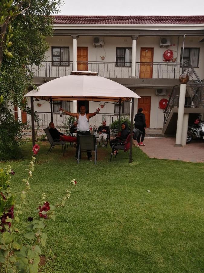 Lala Poa Guest House Klerksdorp Luaran gambar